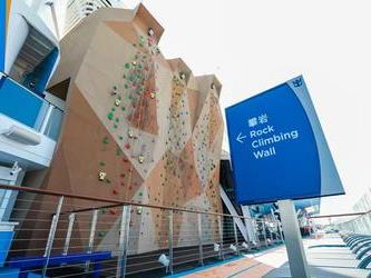 海洋光谱号邮轮攀岩墙