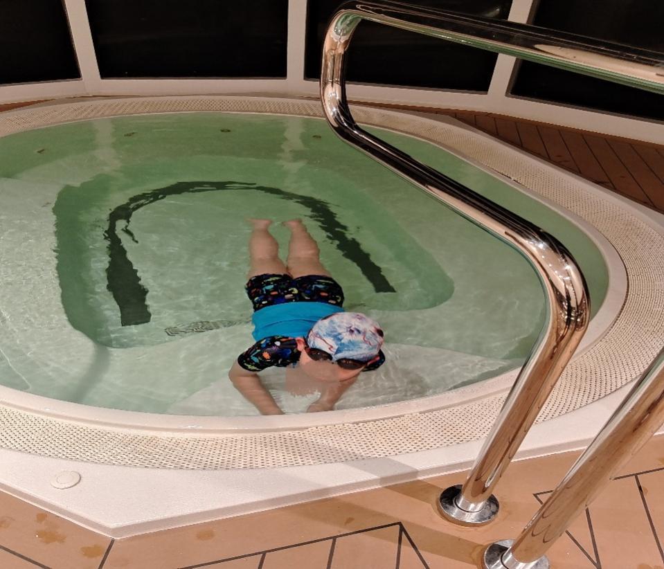 地中海荣耀号泳池