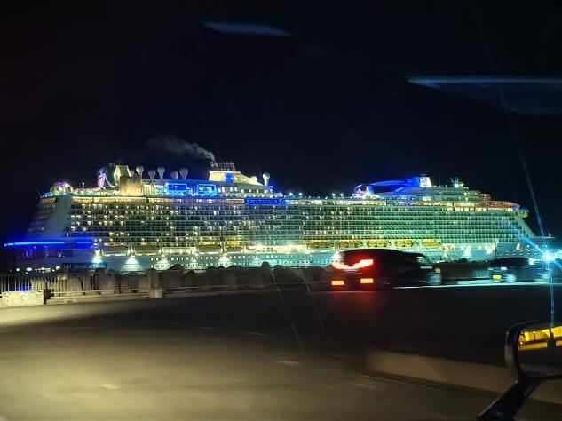 海洋光谱号晚间景色