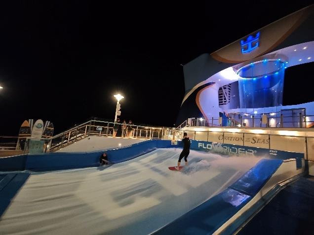 海洋赞礼号甲板冲浪