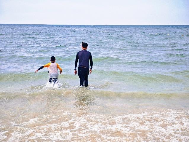 海洋赞礼号海浪中的父子
