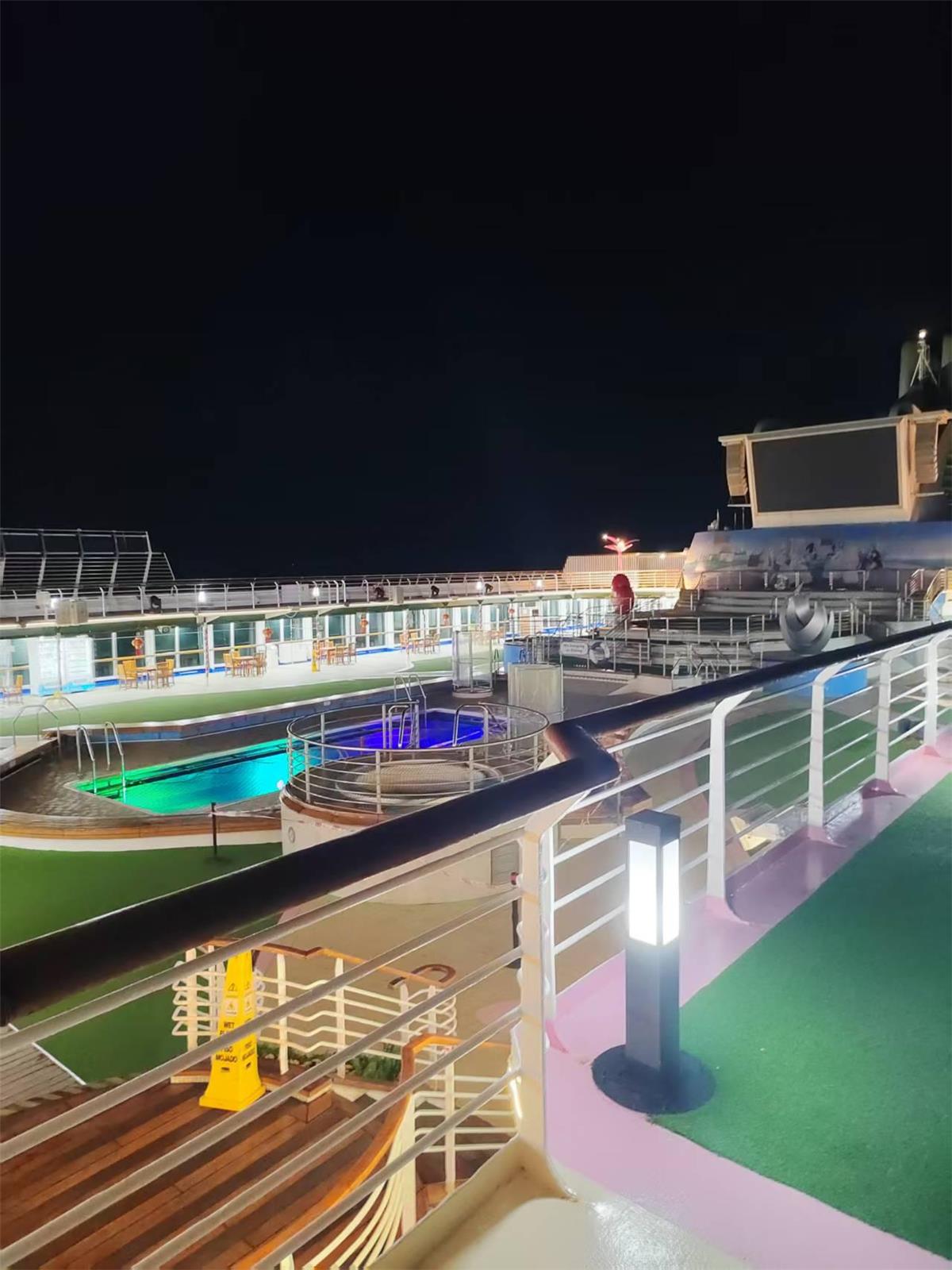 梦想号夜间甲板