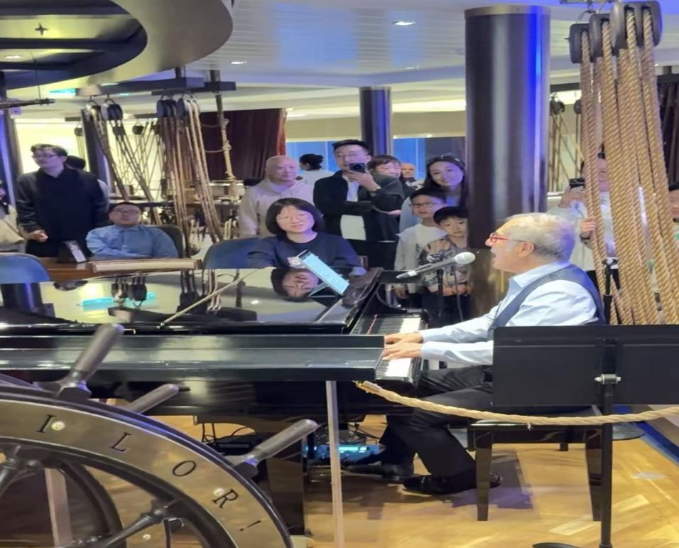 海洋光谱号钢琴表演