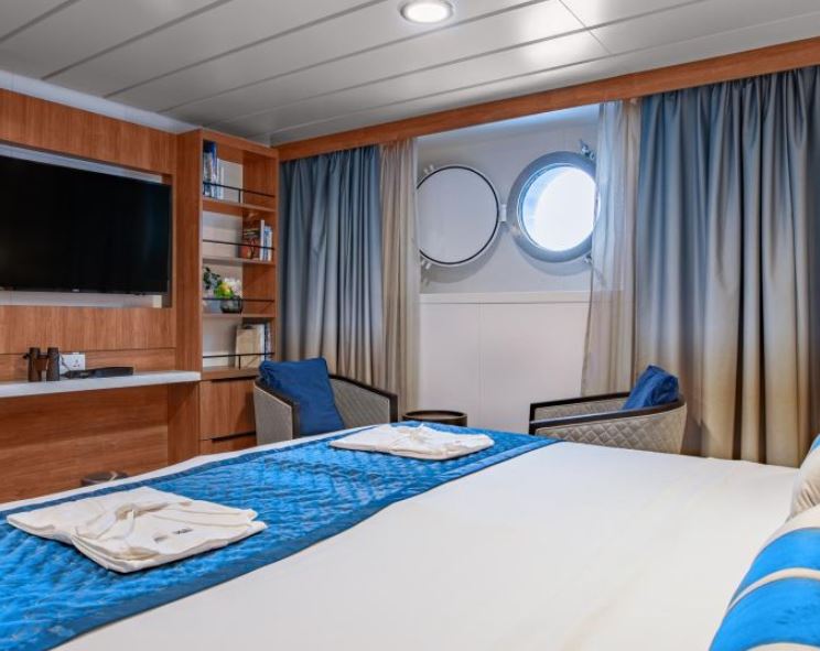 海洋胜利号双人舷窗房Albatros Stateroom图片