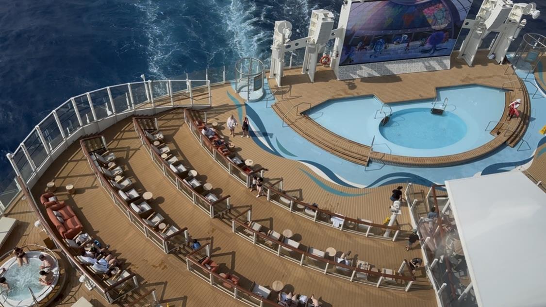 迪士尼探险号甲板