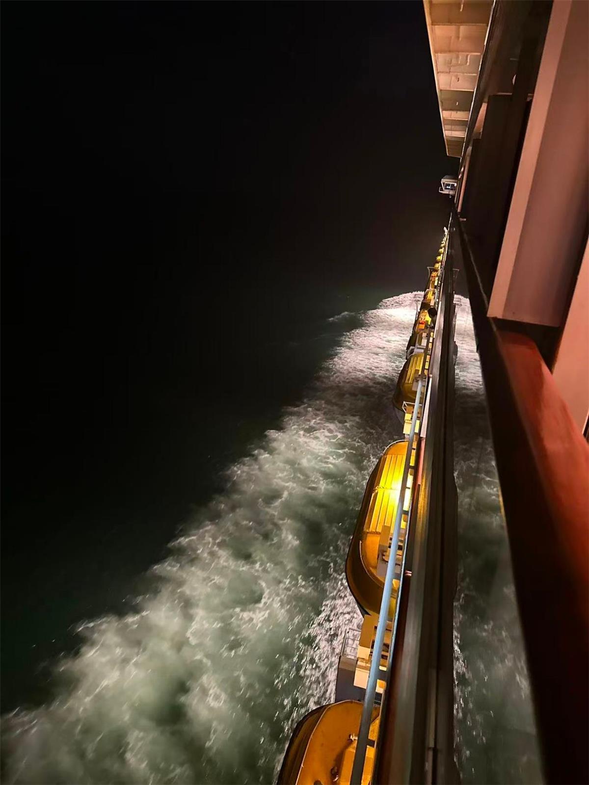 理想号夜晚海景